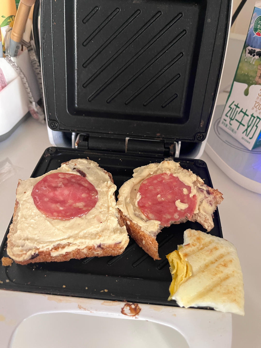 萨拉米鹰嘴豆泥三明治