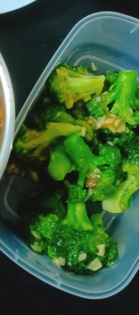 好吃到爆的耗油蒜蓉西兰花(从不修图，喜欢请关注)