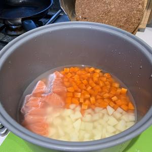 土豆胡萝卜三文鱼焖饭的做法 步骤3