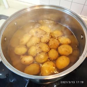 家常椒盐小土豆的做法 步骤2