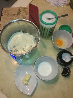 打蛋器打发的一次成功的中种拉丝提子面包的做法 步骤4