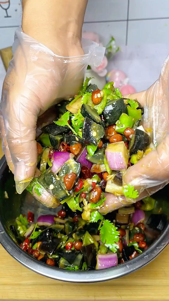 凉拌：皮蛋辣椒洋葱花生米的做法