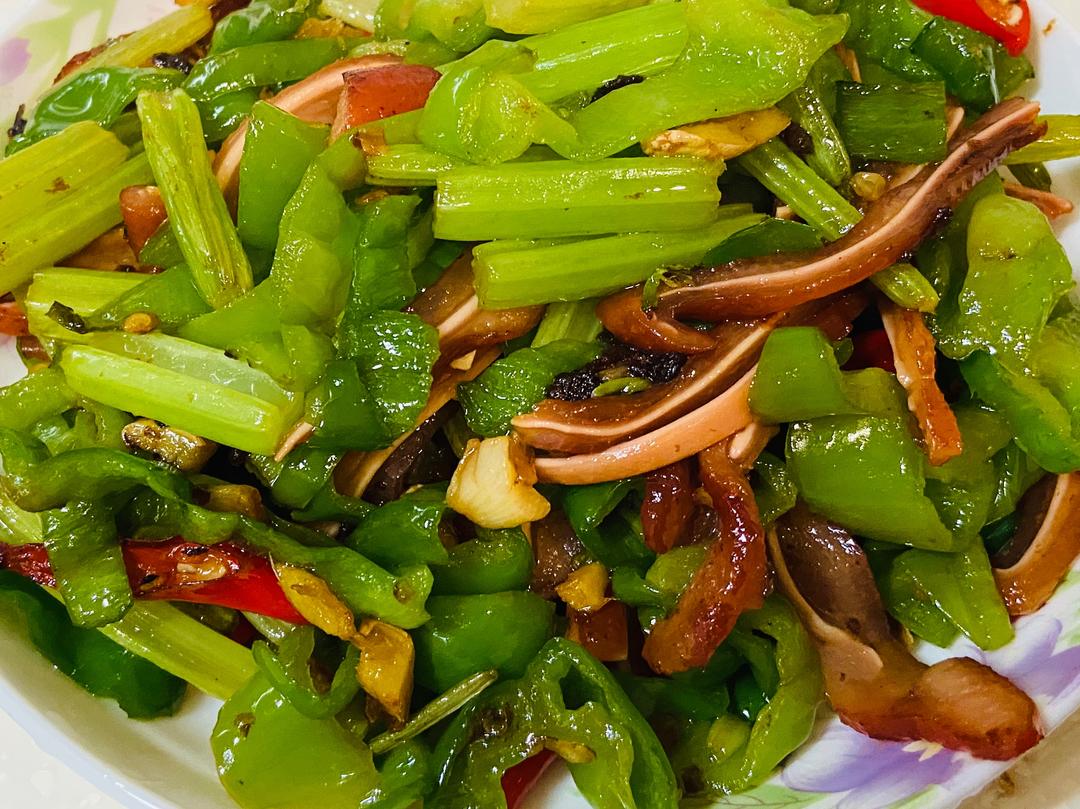 快手菜 ｜ 芹菜炒卤猪耳朵的做法