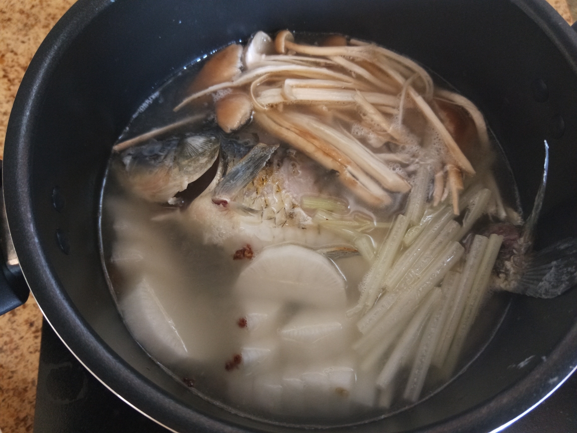 白萝卜茶树菇鲫鱼汤的做法 步骤5
