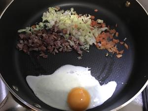 快手炒饭
叉烧胡萝卜白菜鸡蛋炒饭的做法 步骤1