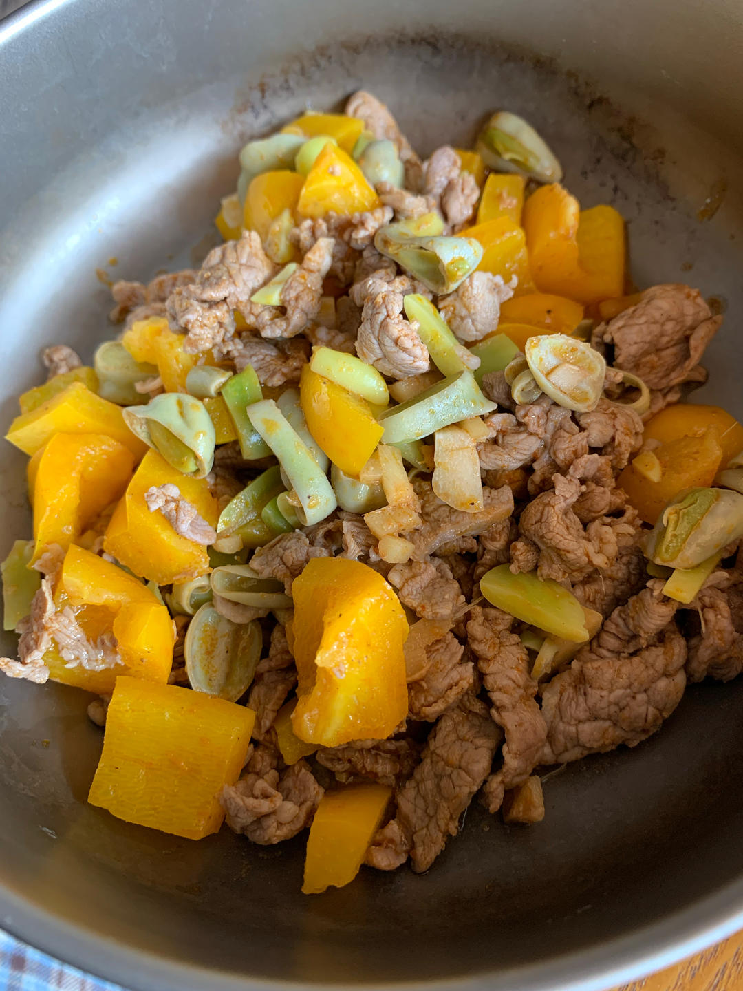 酸汤蚕豆炒羊肉的做法