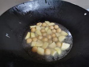 超快手简单咖喱薯仔鱼蛋的做法 步骤2