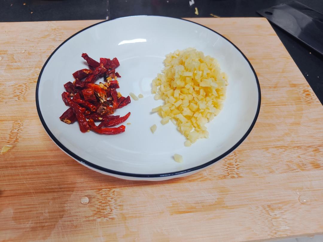 青紅椒炒土豆片的做法 步驟2