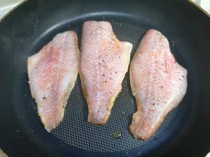 减肥午餐：煎红鱼杏鲍菇的做法 步骤1