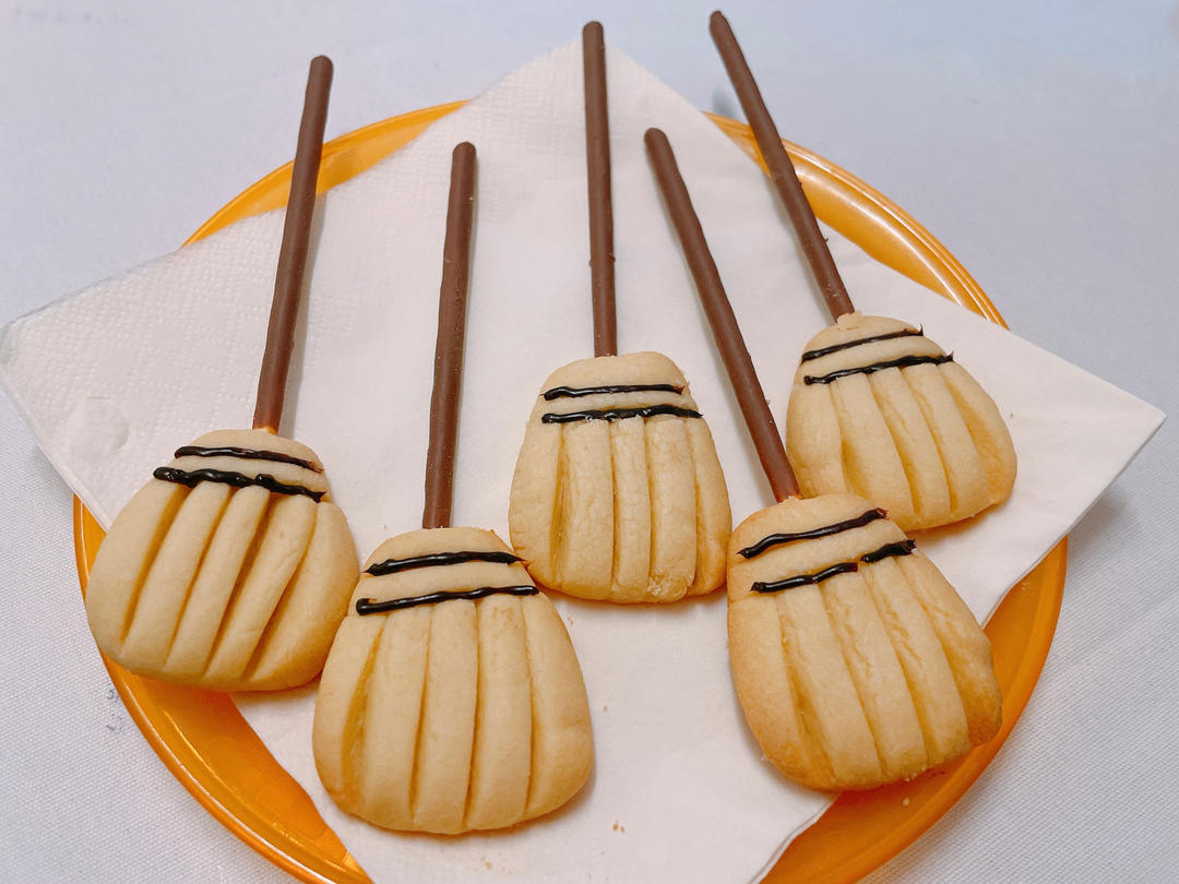 万圣节!女巫的扫帚饼干