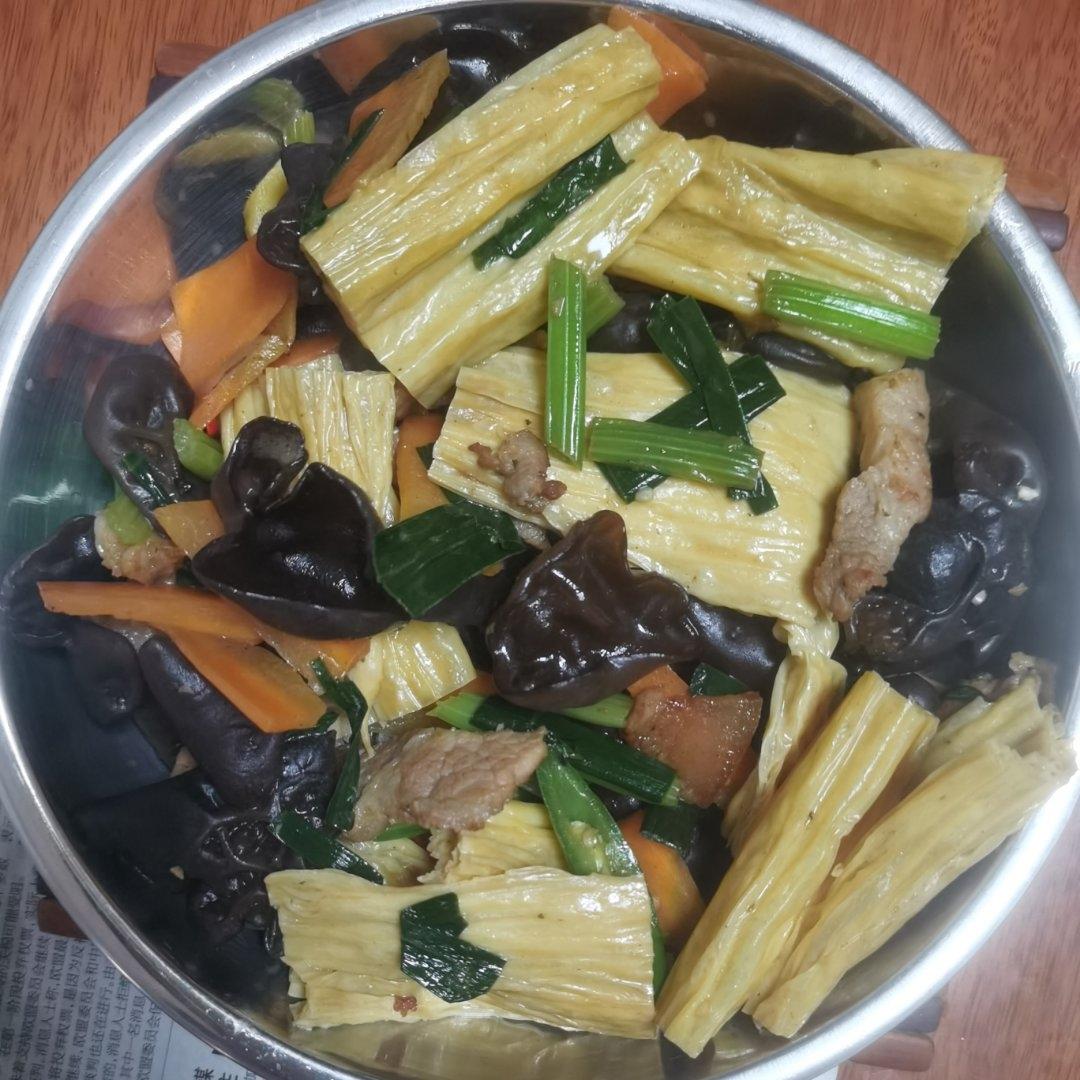腐竹木耳炒肉