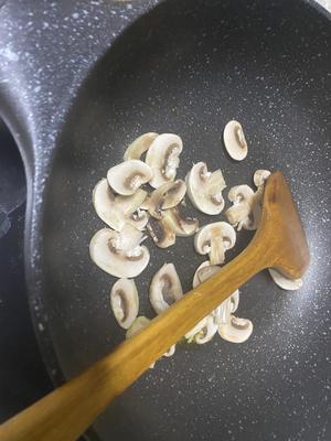快手减脂营养均衡的芦笋口蘑炒虾仁意面的做法 步骤6