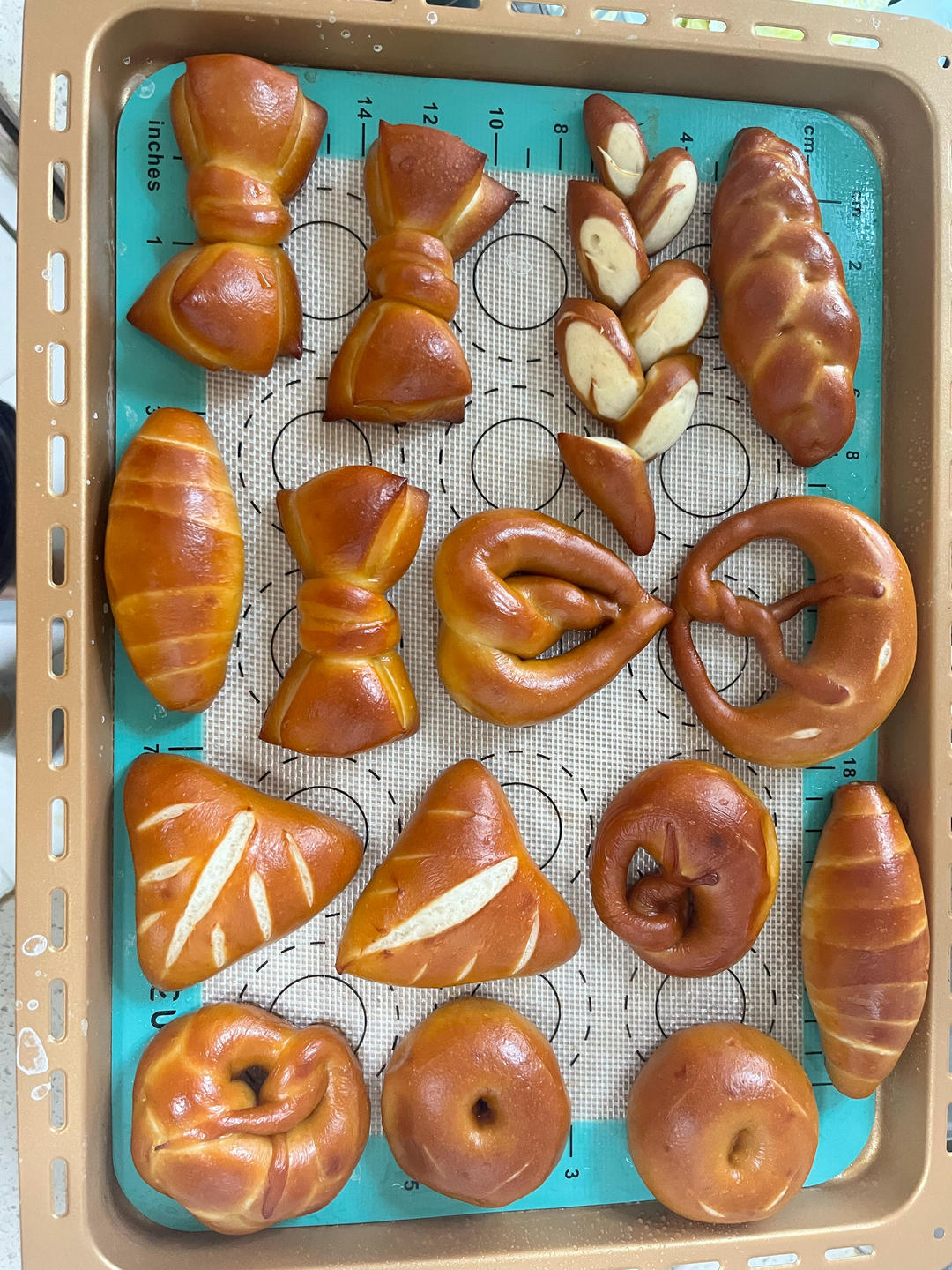 自制迷你碱水面包挂件🥨