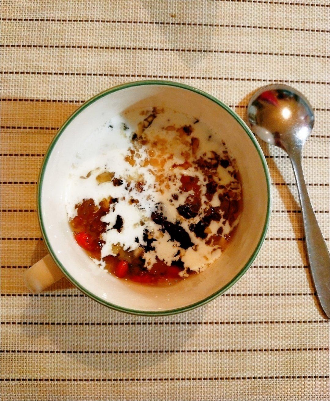 桃胶皂角米雪燕羹