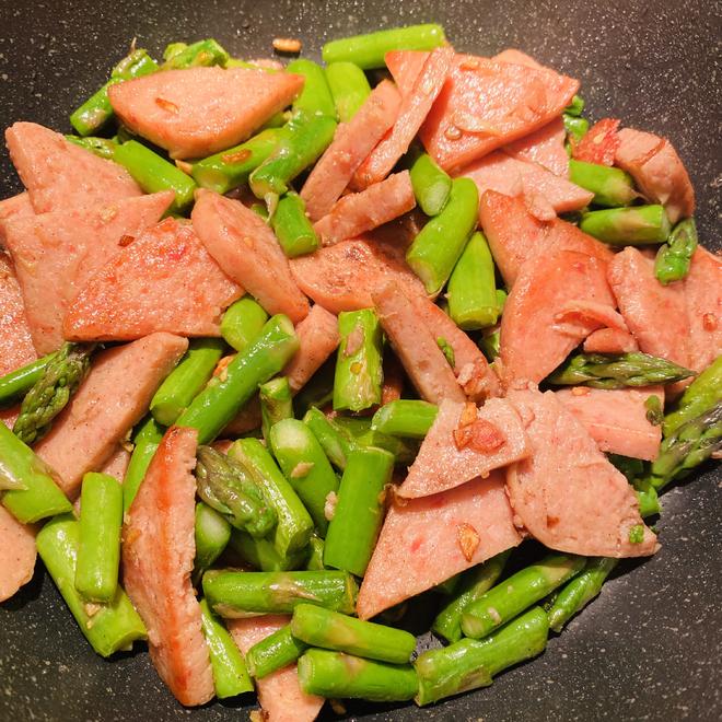 下饭快手菜❤️芦笋炒午餐肉的做法