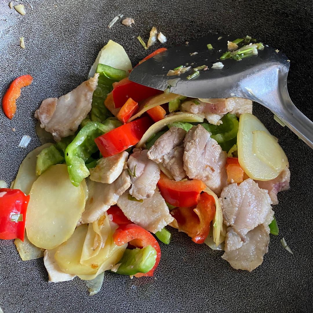 五花肉干煎土豆