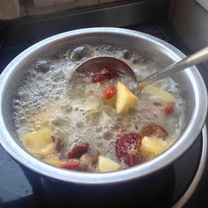 银耳枸杞红枣汤的做法 步骤2