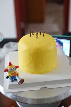 【创意蛋糕】小黄人立体蛋糕的做法 步骤4