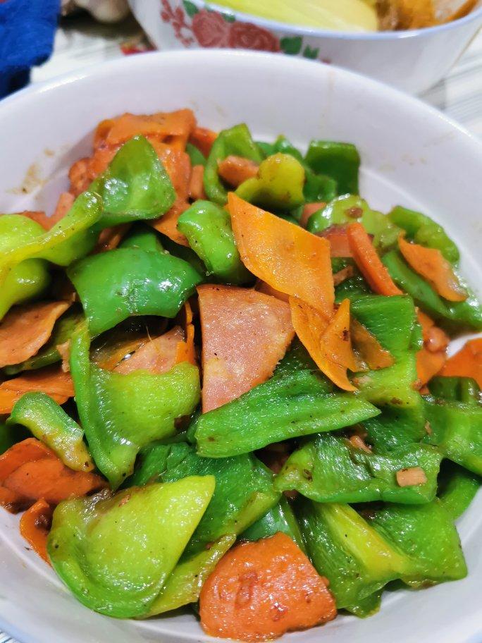 青椒胡萝卜炒香肠