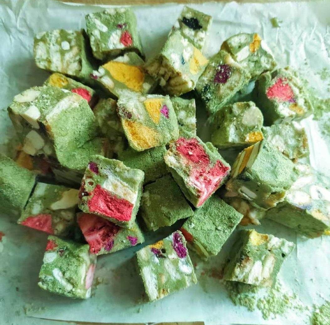 抹茶草莓雪花酥