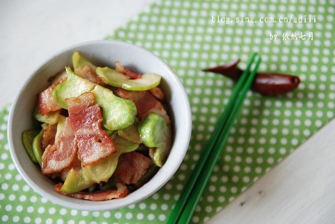 西兰花梗炒培根的做法