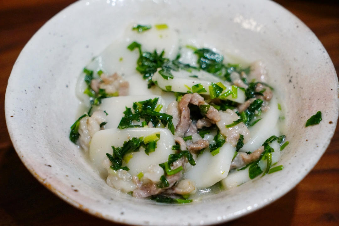 荠菜肉丝炒年糕