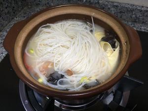 三鲜砂锅米线的做法 步骤5
