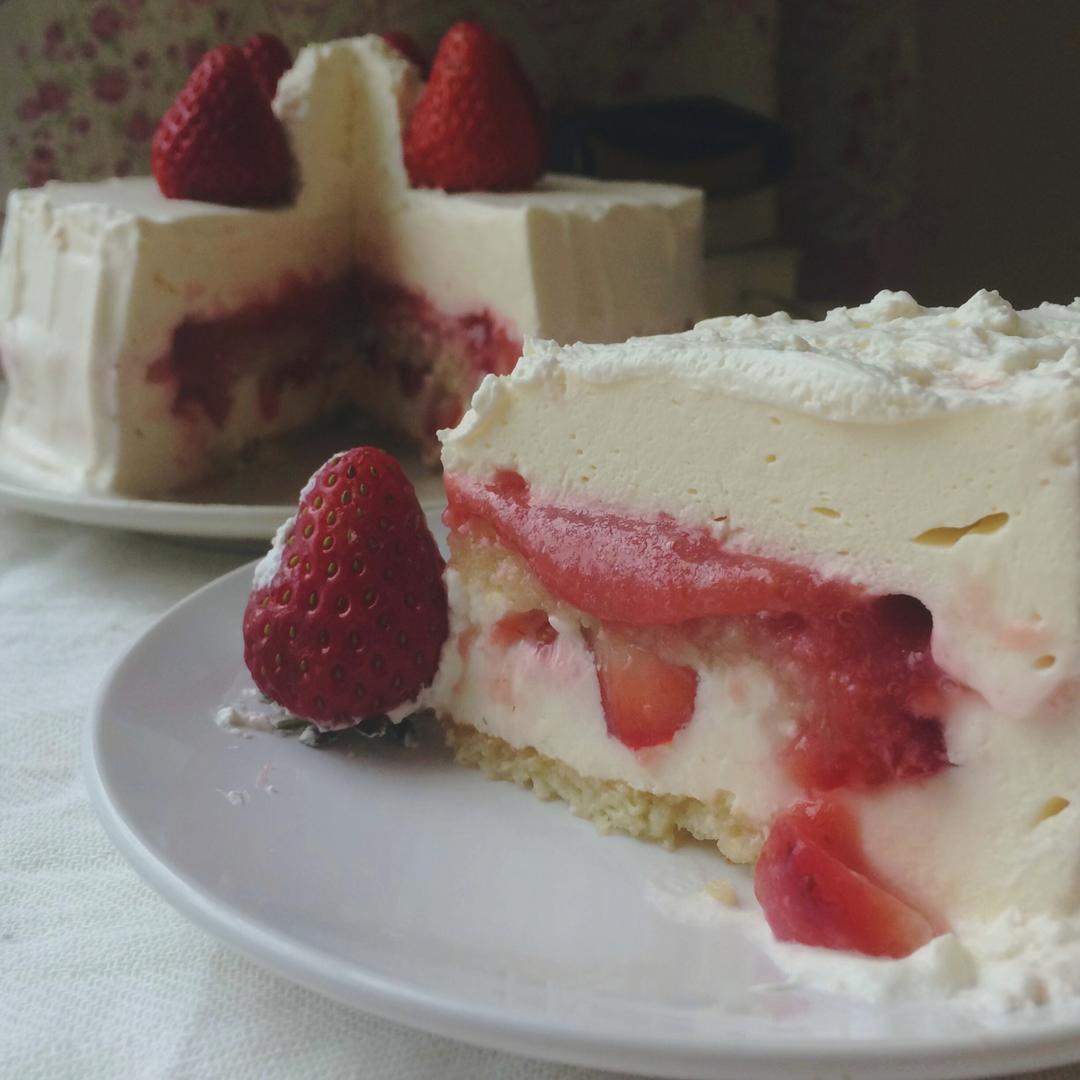 草莓流心生乳酪慕斯蛋糕