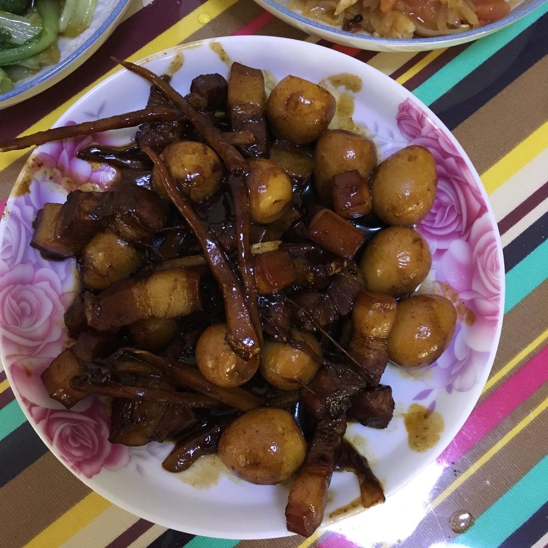 加了鹌鹑蛋后，这盘红烧肉，美味的逆天啦——鹌鹑蛋烧肉（孔瑶食谱）