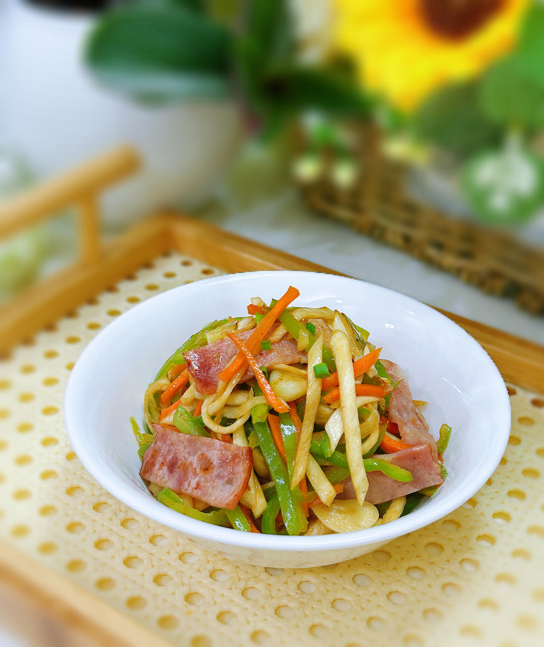 简单快手～茭白青椒胡萝卜炒培根