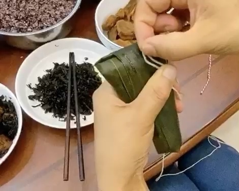 香糯的干菜肉粽（内有四角粽的包法视频的做法 步骤24