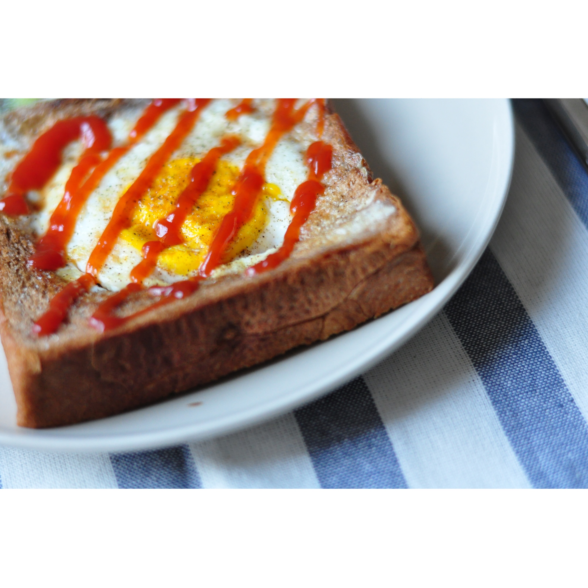 土司煎蛋 Egg-in-a-hole