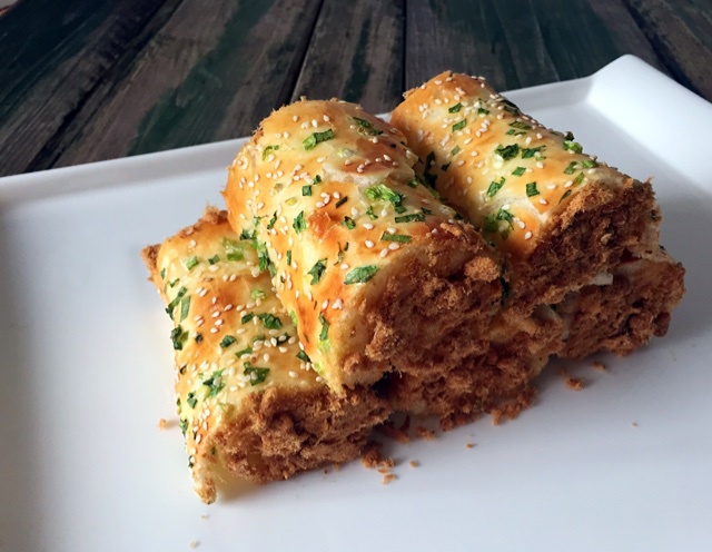 雨之嗨做的葱香肉松面包