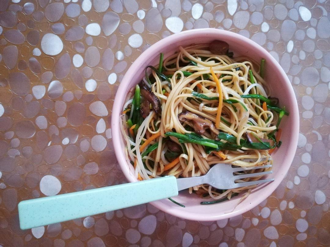 少油条条分明的炒面