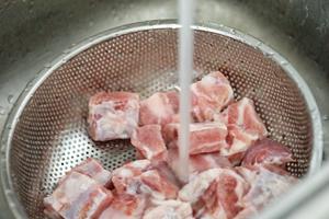蜜醋无水莲藕炖猪肋排的做法 步骤2