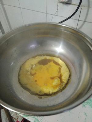 馋哭隔壁小孩的火腿鸡蛋玉米粒炒饭的做法 步骤3