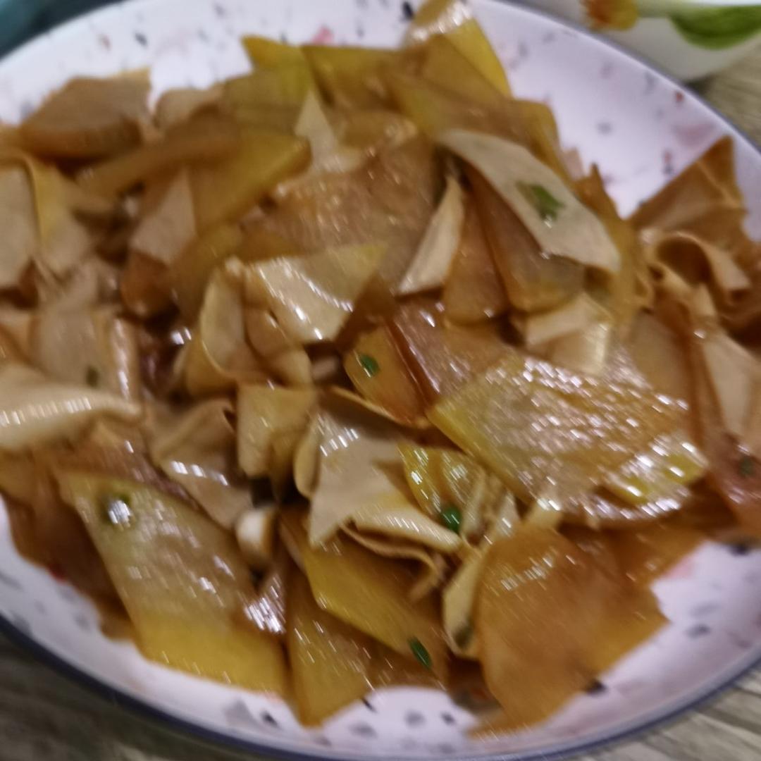 好久没吃肉了，做个土豆片炒肉，这样炒很下饭呀😄