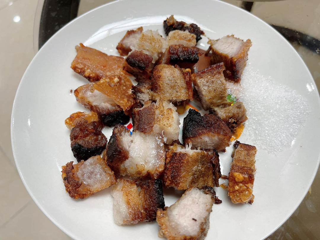 脆皮烧肉，皮酥脆、肉甘香，生烧做法