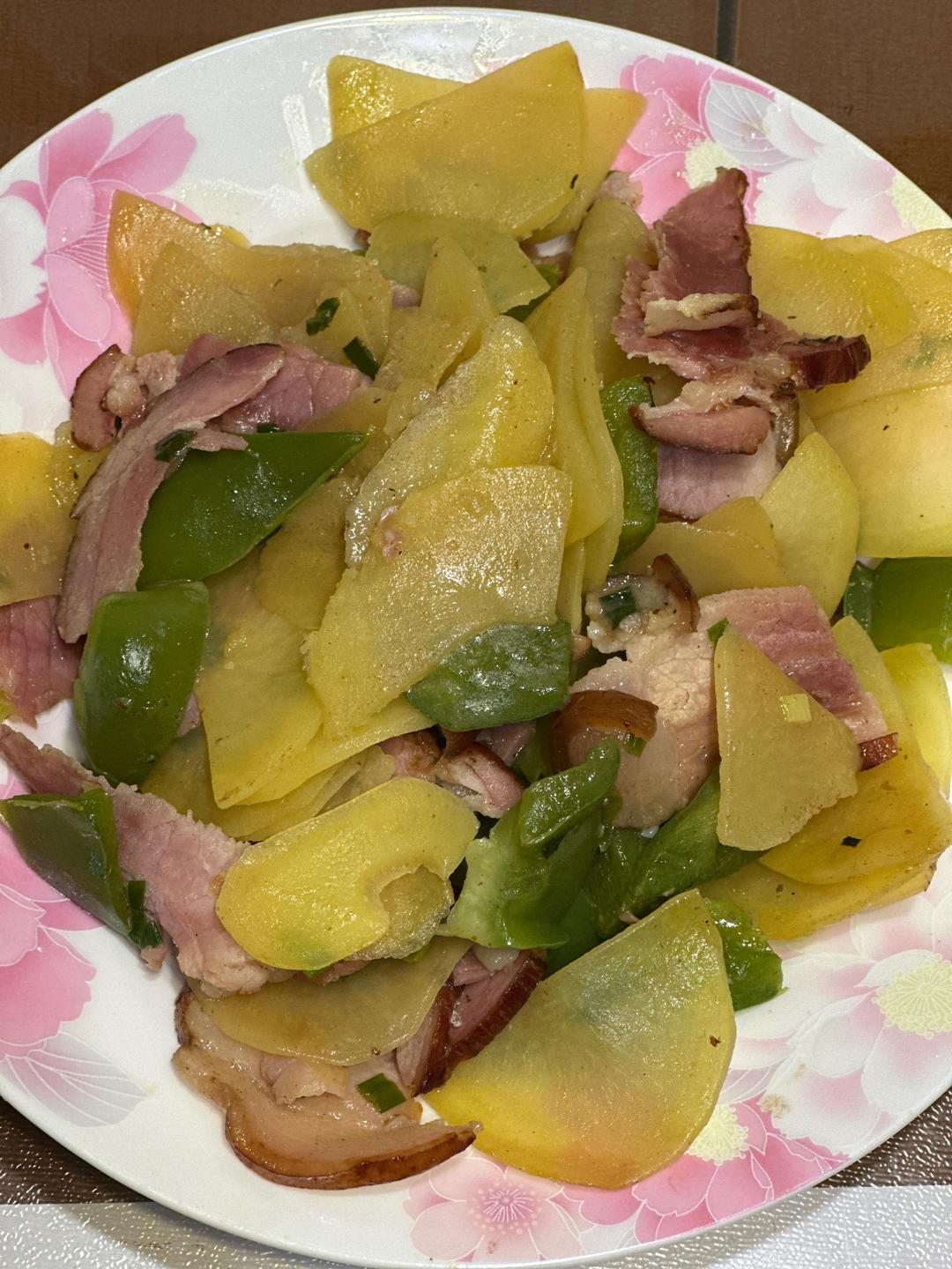 百吃不厌的腊肉炒土豆片！荤素主食一锅出~