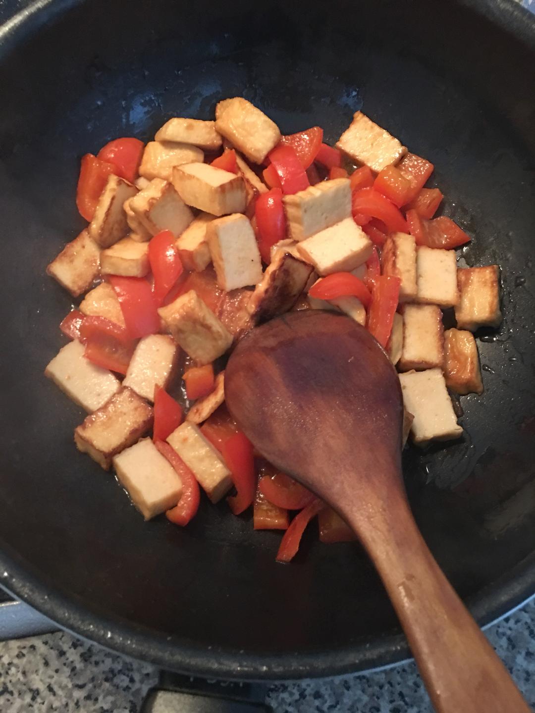 青椒(红椒)鱼豆腐的做法
