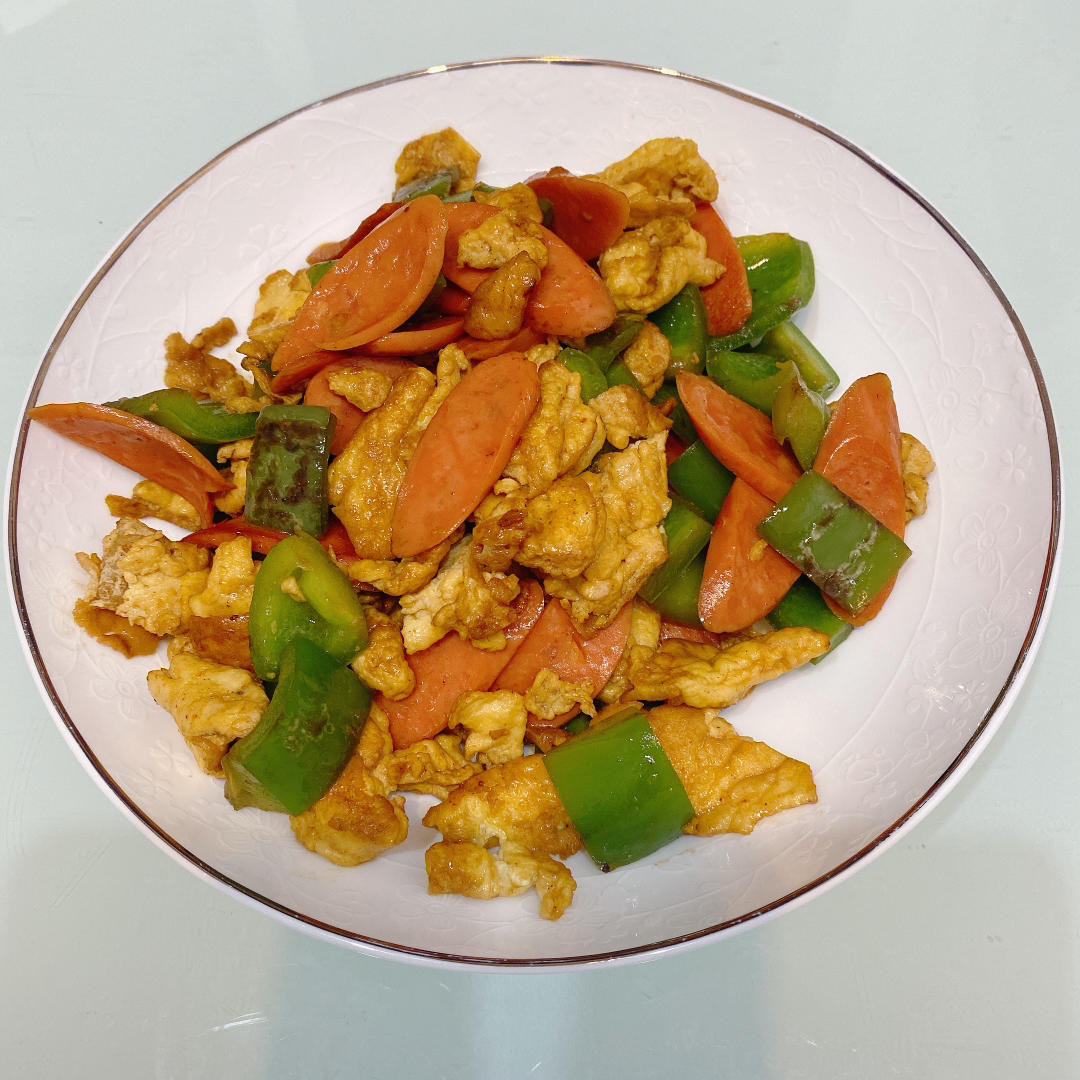 在家门口捡到一只耸耸酱做的零失败巨好吃又下饭的青椒火腿肠炒鸡蛋