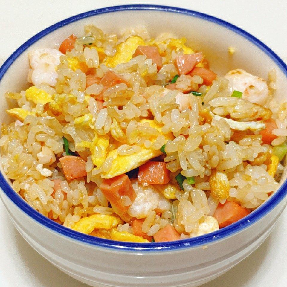 银离做的懒人虾仁火腿蛋炒饭连吃三碗都不够