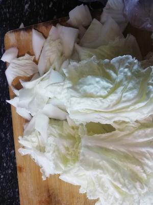 「老少皆宜」白菜炖土豆的做法 步骤2