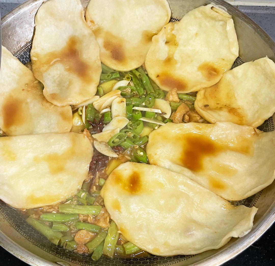 地锅鸡，教你贴饼子好吃的小技巧~