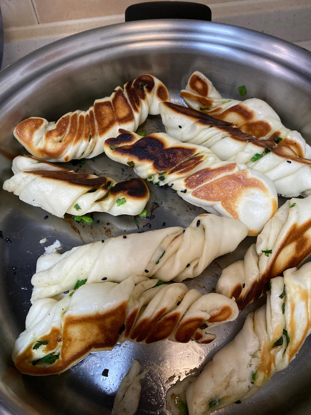 生煎葱油卷子（我觉的就是生煎包和葱油花卷的完美融合！）