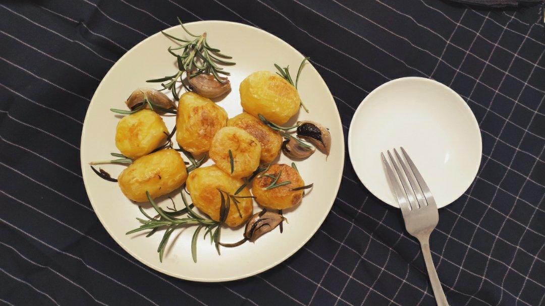 Jamie Oliver的迷迭香大蒜烤土豆