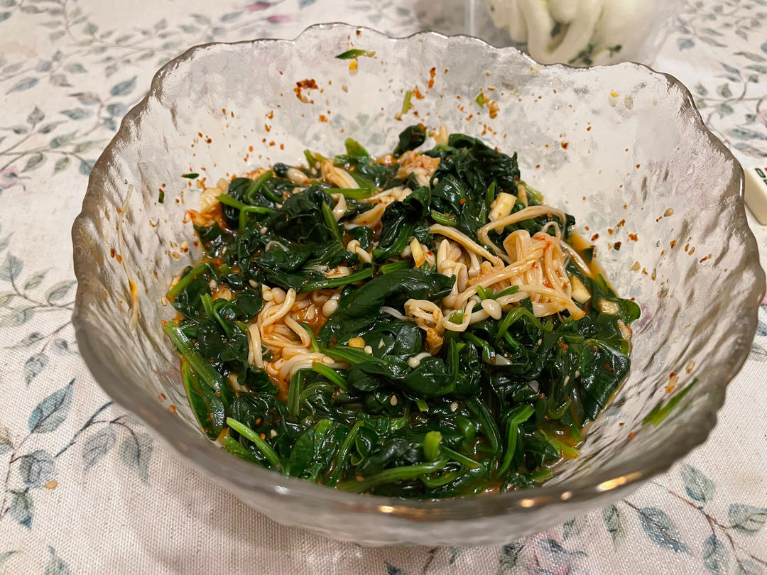 解馋减脂餐！酸辣开胃又下饭的菠菜拌金针菇