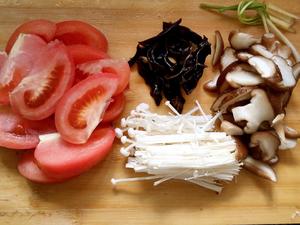 番茄肉丸菌菇汤的做法 步骤2