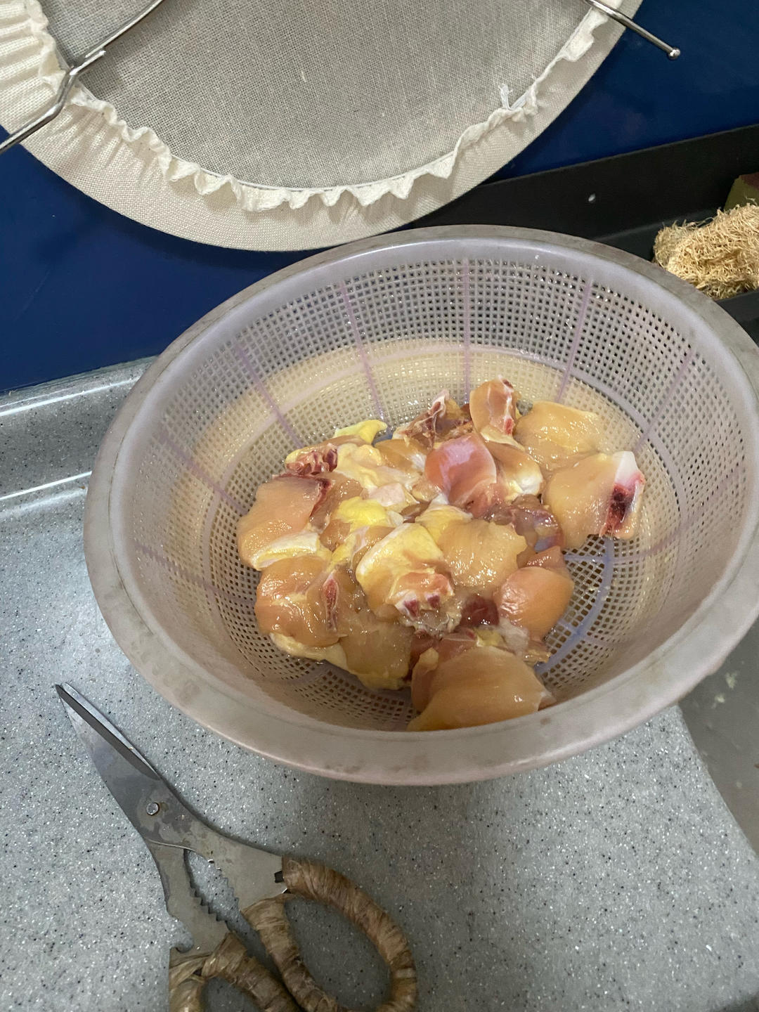 厨师长教你：“板栗烧鸡”的家常做法，咸鲜美味，汤汁浓郁