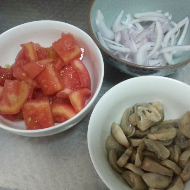 减肥餐：番茄蘑菇洋葱意面（低卡低脂无油版）的做法 步骤2